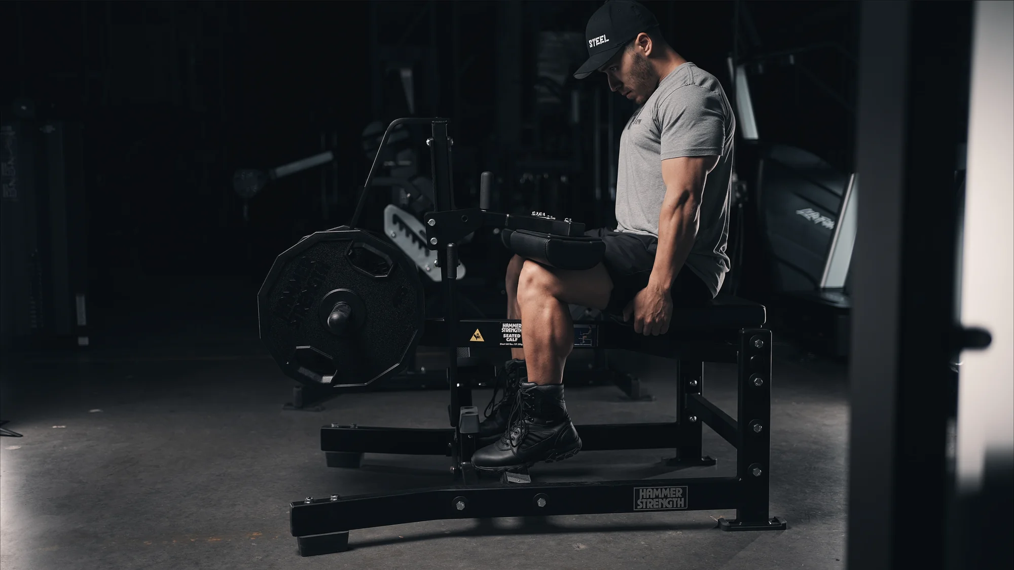 Panduan Langkah-demi-Langkah untuk Form yang Tepat pada Mesin Calf Raise